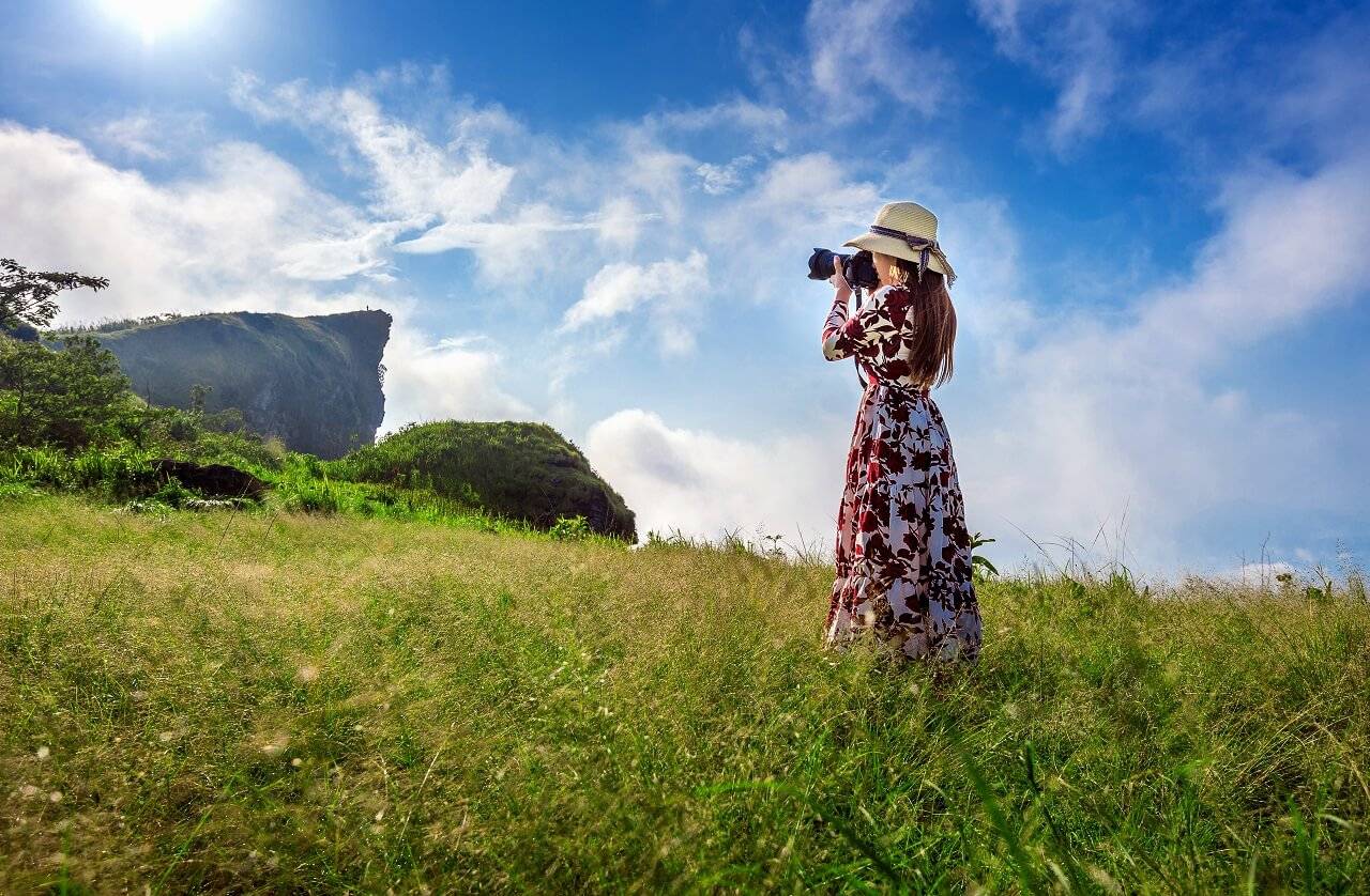 Home Woman Standing Meadow Holding Camera Take Photo Phu Chi Fa Mountains Chiangrai Thailand Travel Concept 1